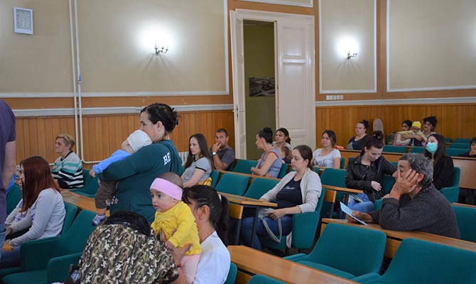 Kötött ruhanemű és ágynemű negyven babának